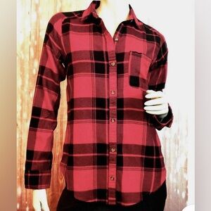 Hollister Flannel Red and Black Plaid Button-Up Shirt S